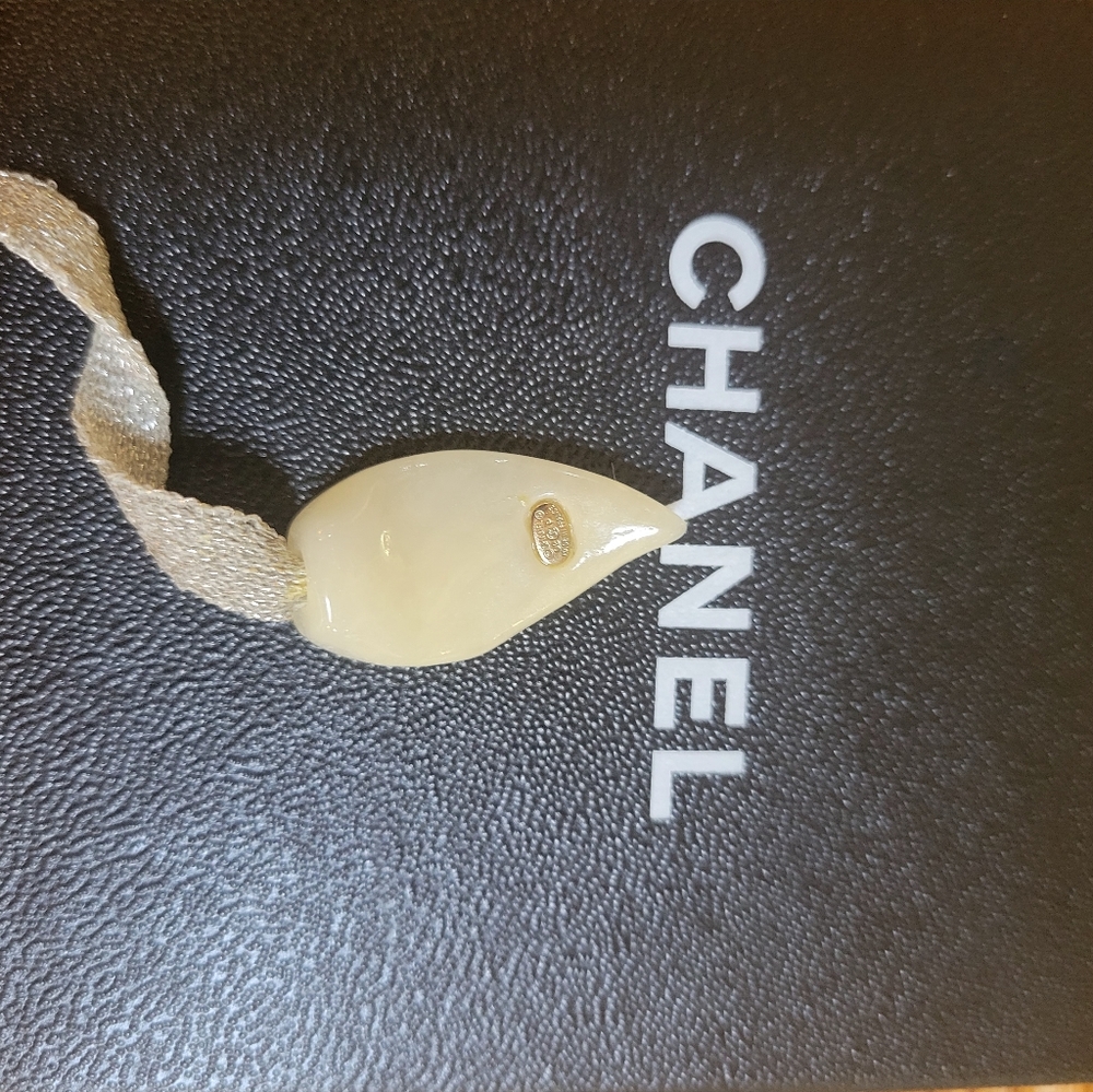 A unique Chanel Ivory Rose gold ribbon necklace! - Picture 8 of 8